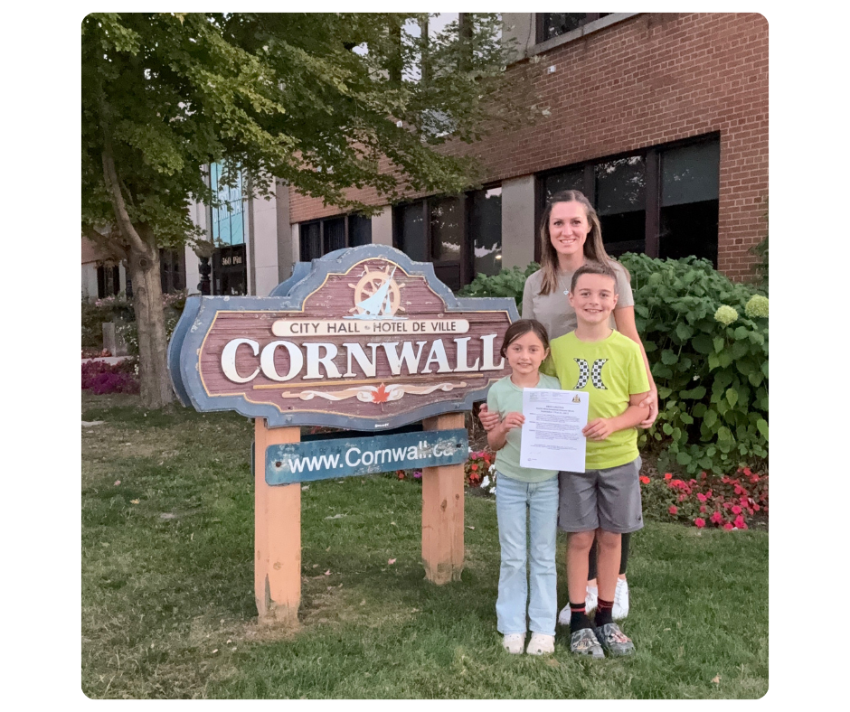Cindylynn, ambassadrice mito, et ses deux enfants posent avec la proclamation de la Semaine mondiale de la maladie mitochondriale de Cornouailles 2025.