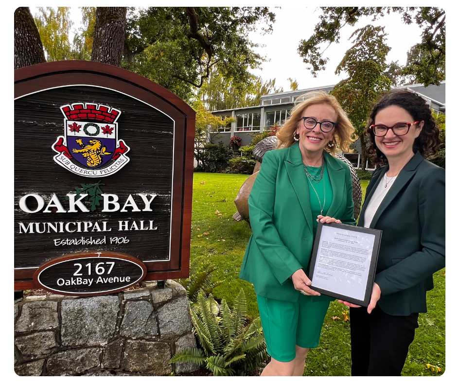 Hazel Currie, ambassadrice de mitoAmbassade, et Hazel Braithwaite, conseillère municipale d'Oak Bay, avec la proclamation de la Semaine mondiale de la maladie mitochondriale 2025.
