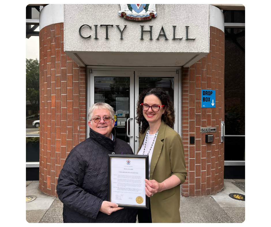 Hazel et Marianne Alto, maire de Victoria, avec la proclamation de la Semaine mondiale de la maladie mitochondriale de Victoria 2025