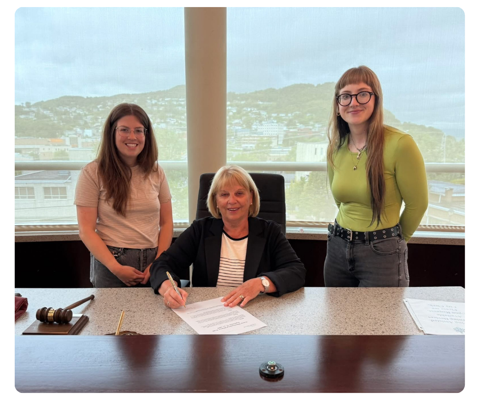 mitoScholar Jodi et sa sœur Erica posent avec la proclamation de Corner Brook pour la Semaine mondiale de la maladie mitochondriale 2025. 