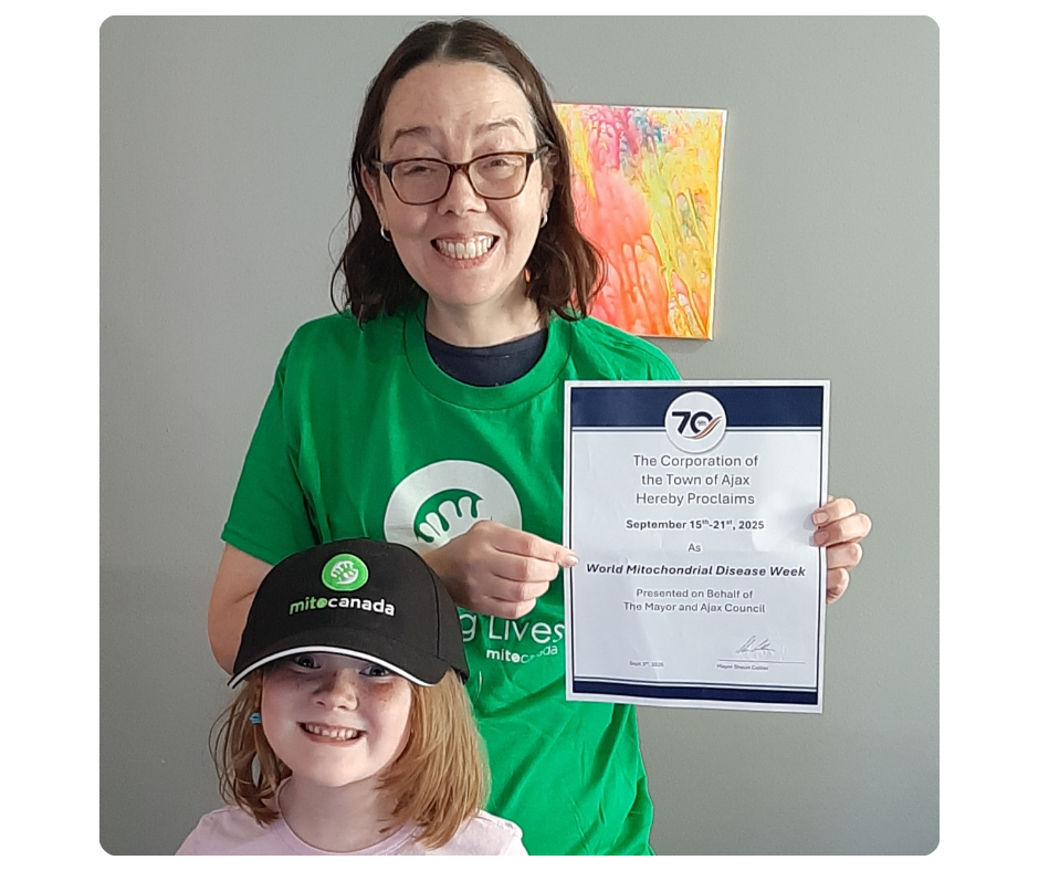 L'ambassadrice mito Kailey et sa fille Sloane d'Ajax posent avec la proclamation de la Semaine mondiale de la maladie mitochondriale 2025 d'Ajax.