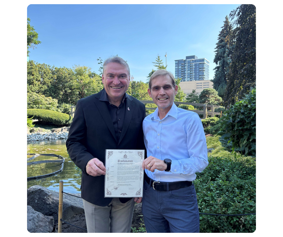 Keith Meldrum, ambassadeur mitoAmbassador, et Dyas, maire de Kelowna, avec la proclamation de la Semaine mondiale de la maladie mitochondriale 2025.